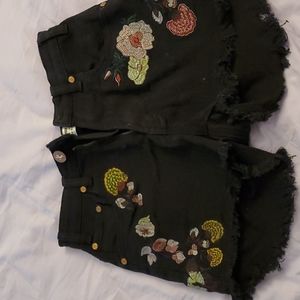 one x one tea spoon black jean shorts with floral stitching size 26